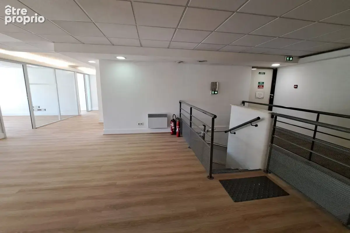 Local commercial ou professionnel de 213 m² - VILLEURBANNE - photo 12