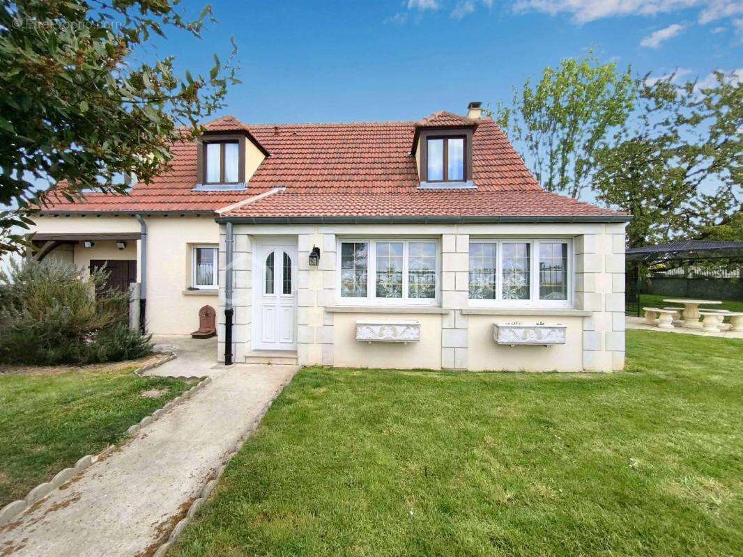  Maison familiale 140 m², 3 chambres, 1 bureau, 3 garages - photo 2