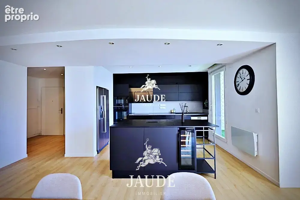 A VENDRE Appartement T3 rénové de 128 m2 avec deux terrasses, vue sur le Puy de Dôme, garage et parking - photo 3