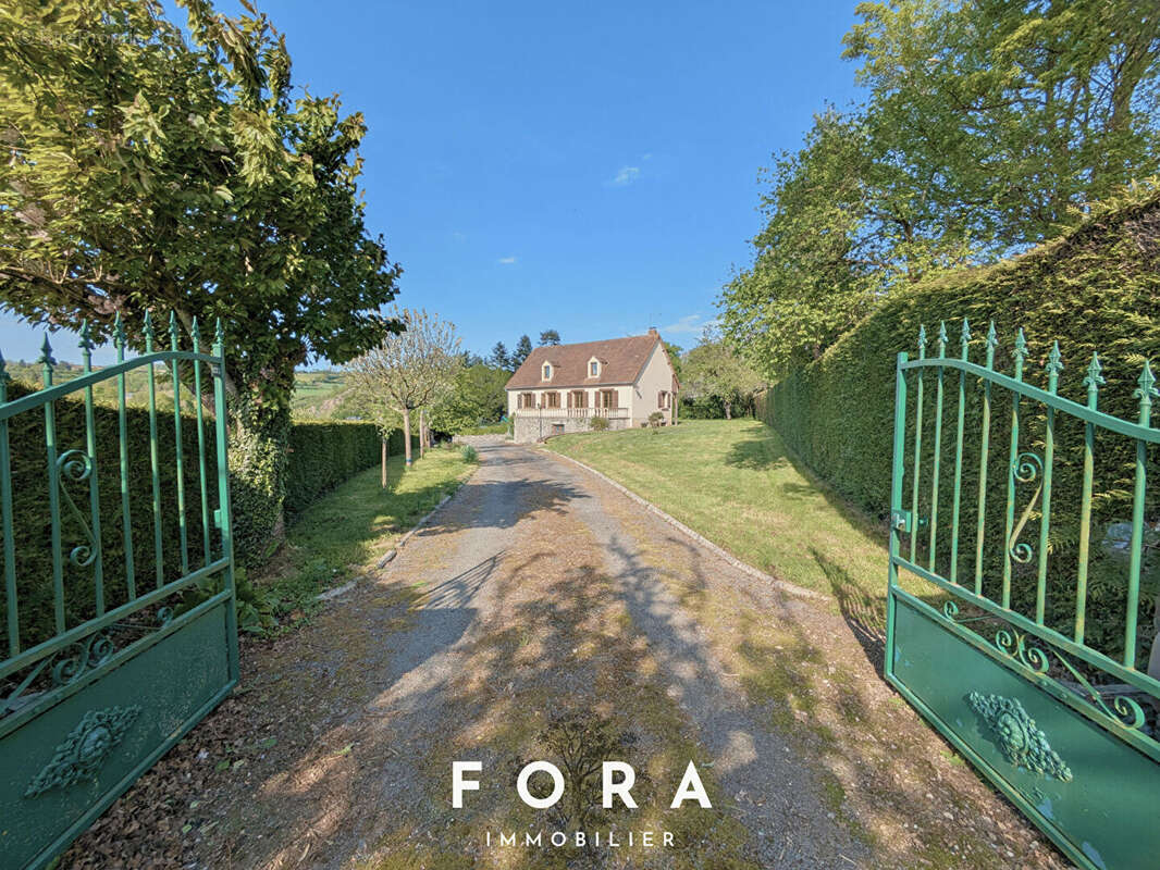 Maison 160 m² à Pont-D'ouilly  - photo 2