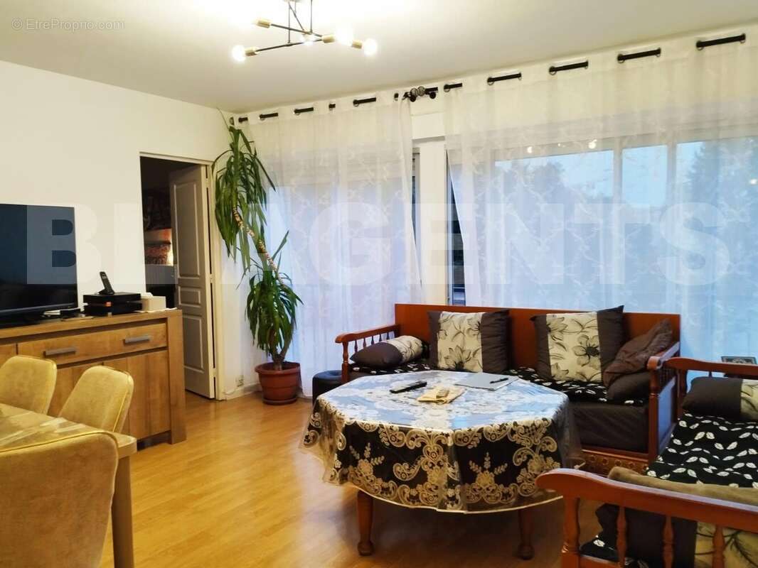 Salon 1 - Appartement à CLICHY-SOUS-BOIS