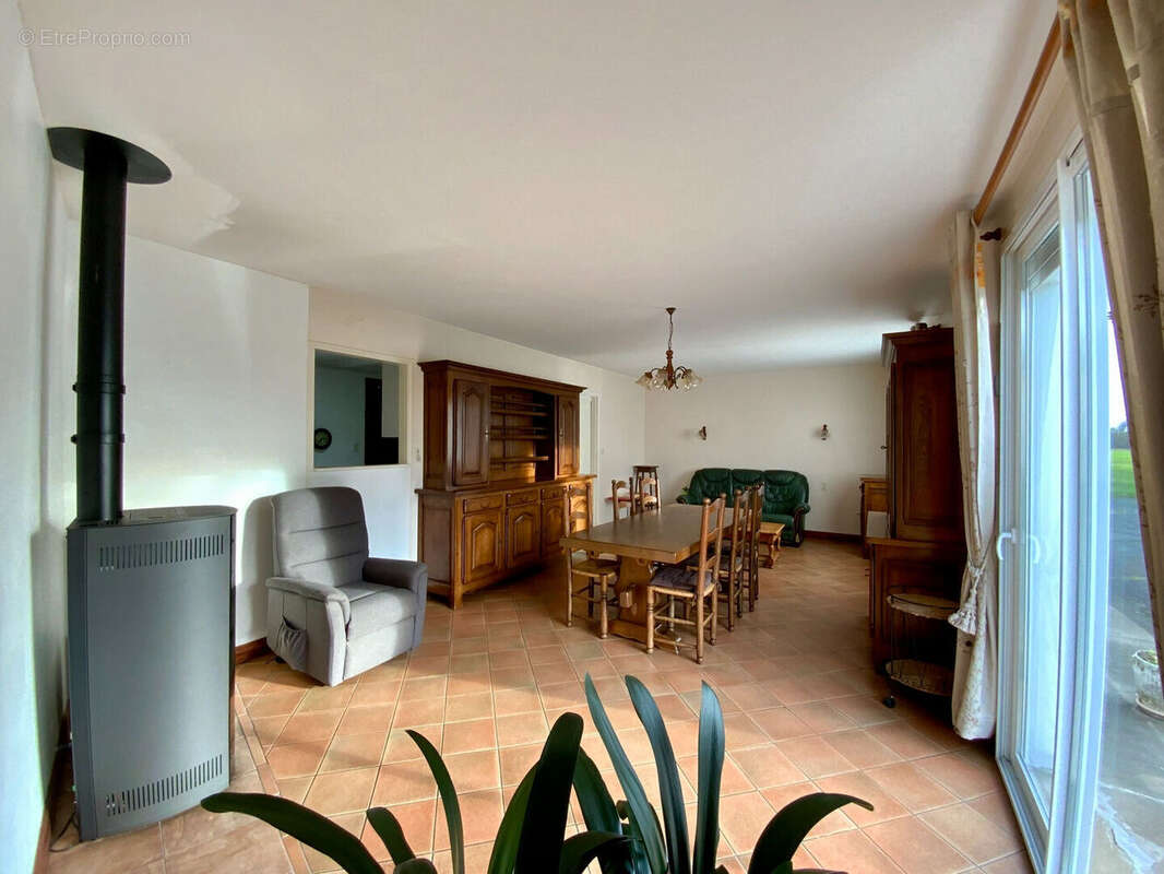 Maison à SAINT-GENIS-DE-SAINTONGE