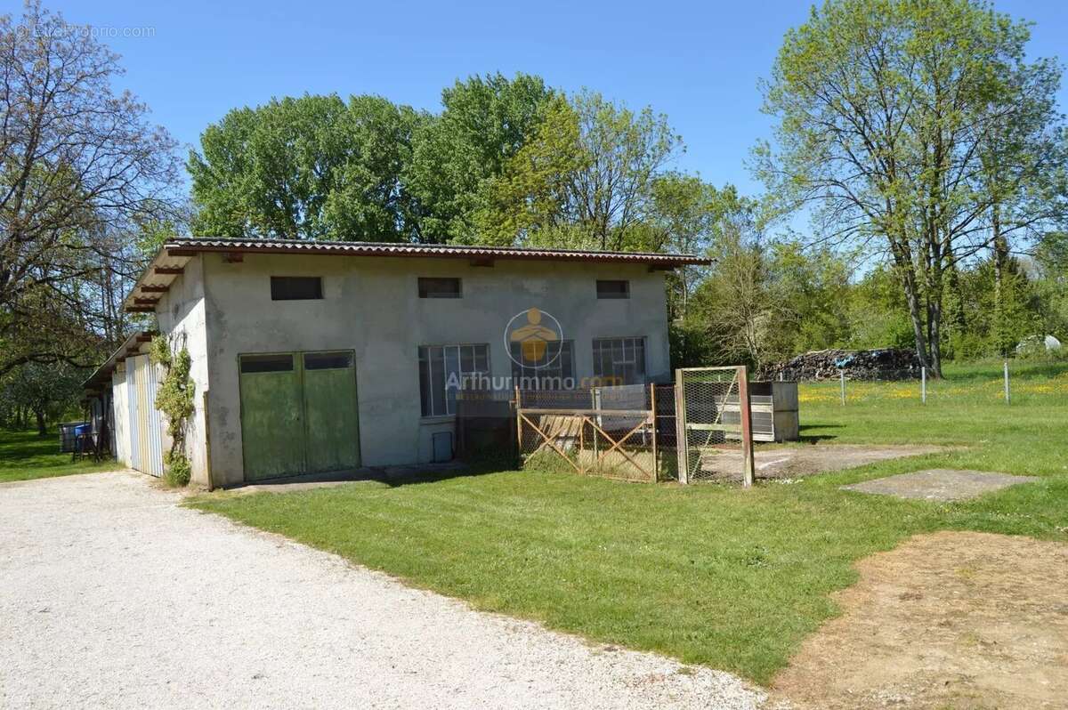 Maison à VILLEGUSIEN-LE-LAC