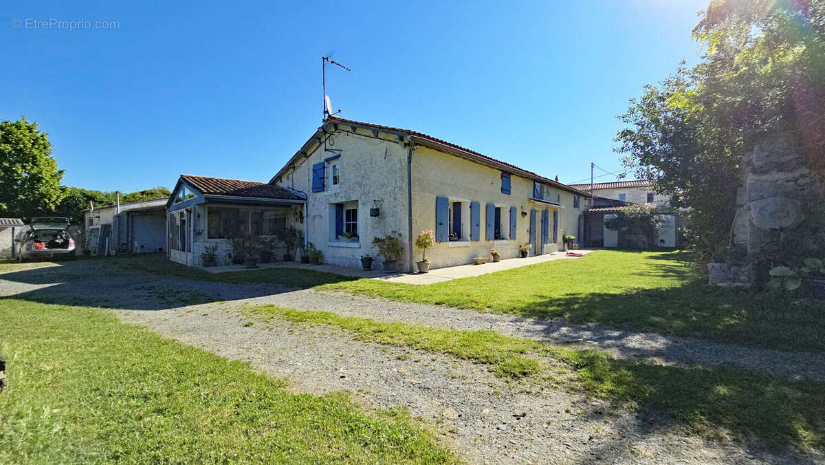 Maison à SAINT-CYR-DU-DORET