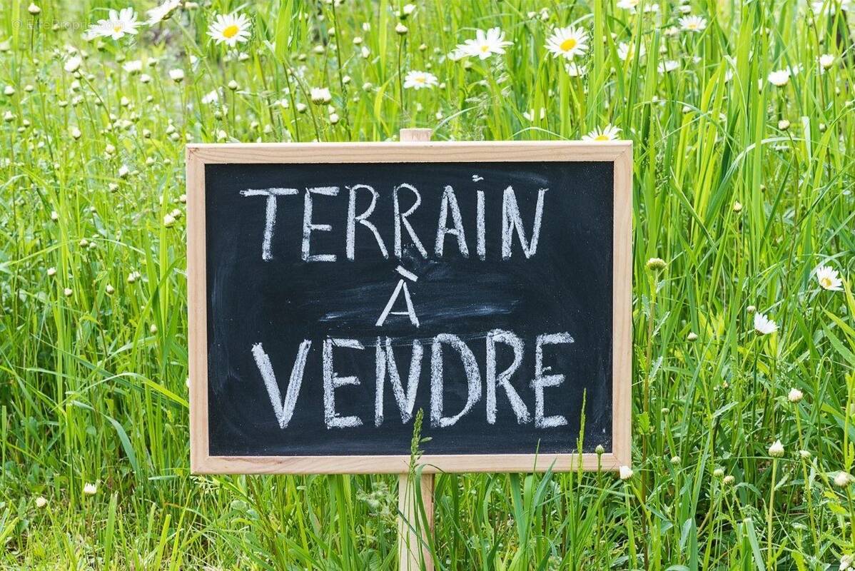 Terrain à AHUY