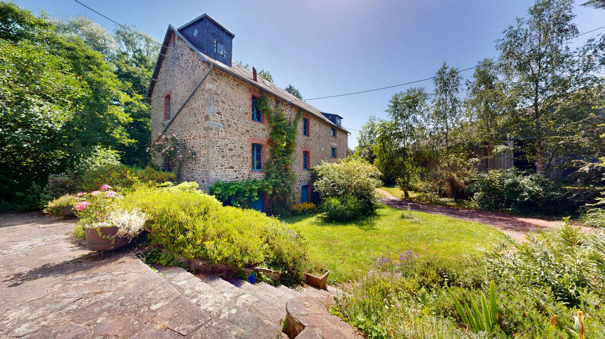 Propriété de caractère avec maison, moulin, dépendances et bief en eau - photo 21