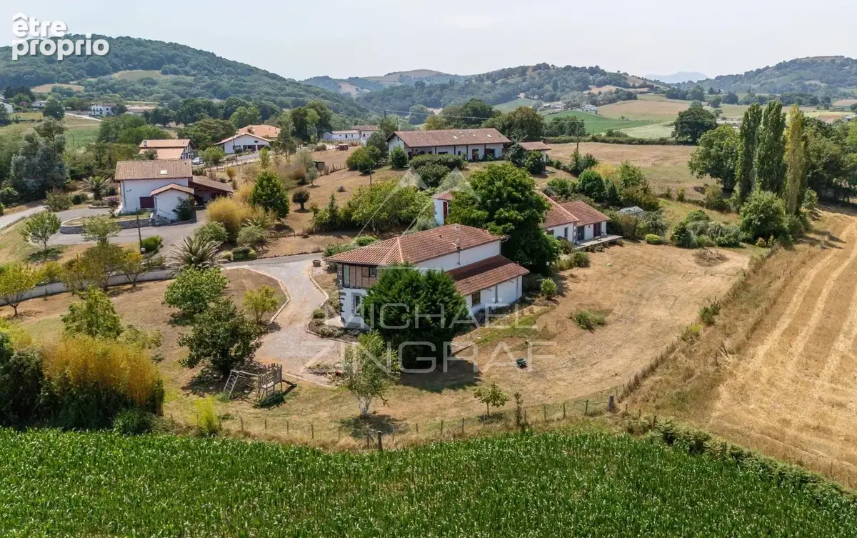 Deux maisons de caractère au cœur de plus de 5 000 m² - photo 2