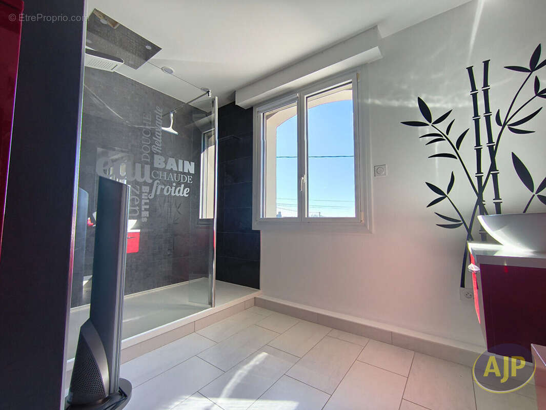 VITRE EN CAMPAGNE Maison  8 pièce(s) 257.84 m2 - photo 12