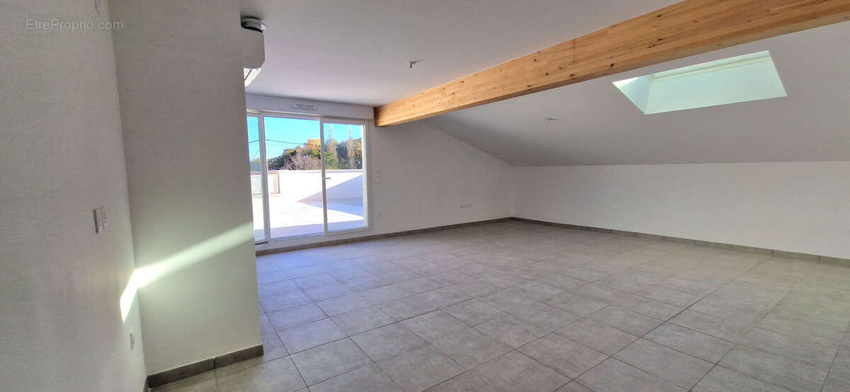 Appartement à PINS-JUSTARET