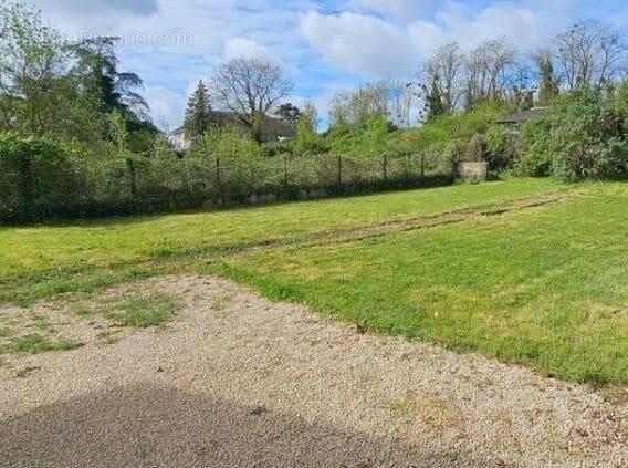 Terrain à VENDEUVRE-DU-POITOU