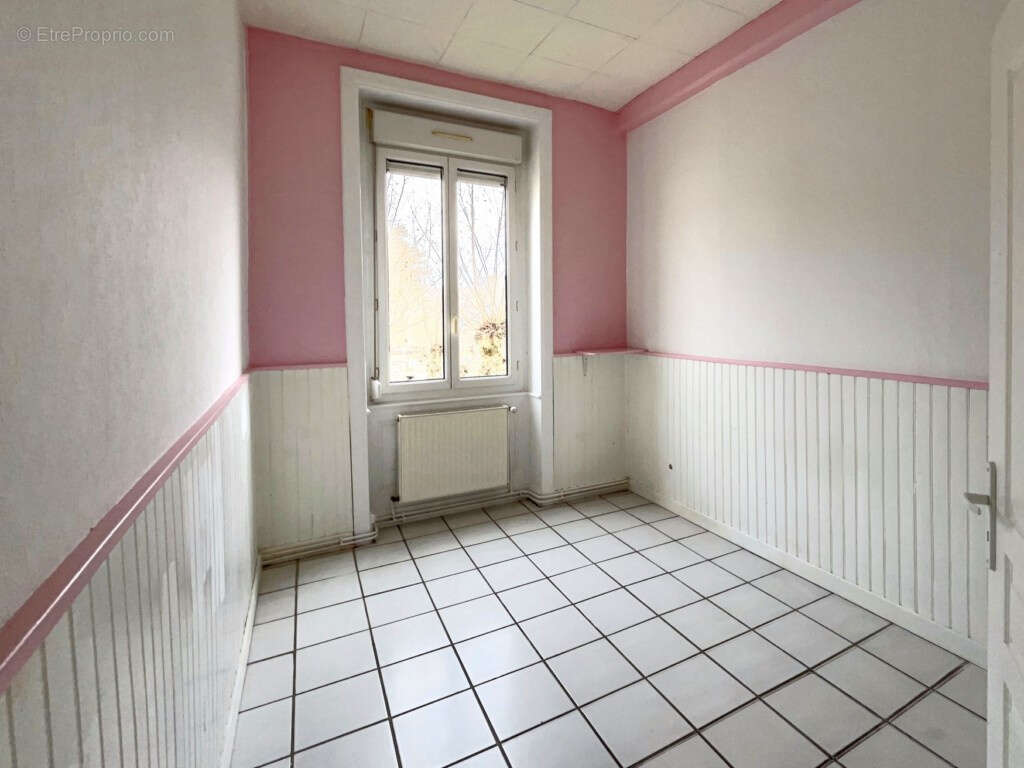 01640 Jujurieux   Appartement T4 de 88 m2 avec garage privatif électrifié, stationnement et espace vert - photo 8