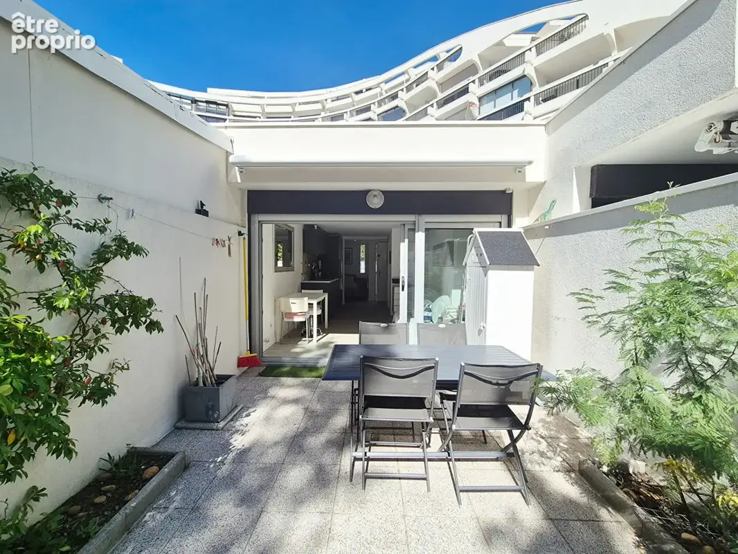 Villa en copropriété en 2ème ligne avec parking. - photo 2