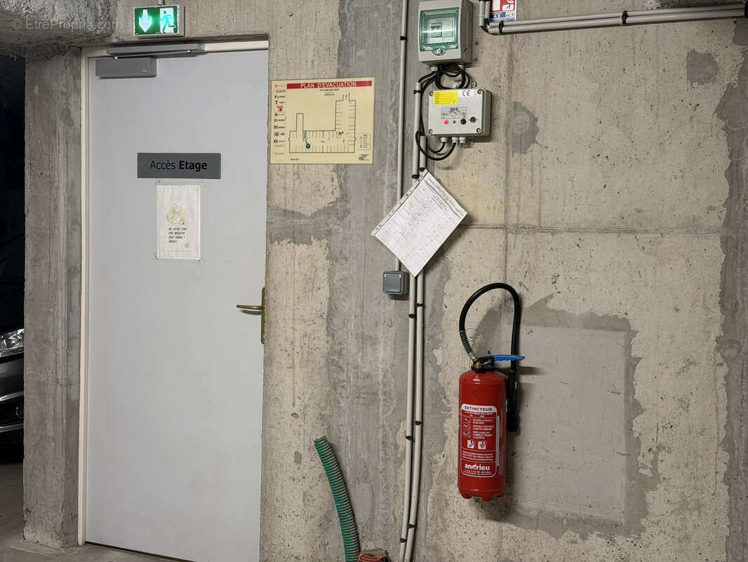 Parking à SAINT-AVE