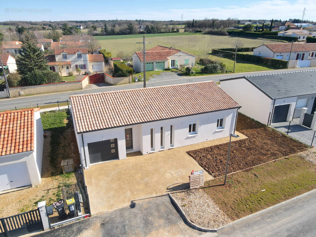 Maison à MONTAMISE