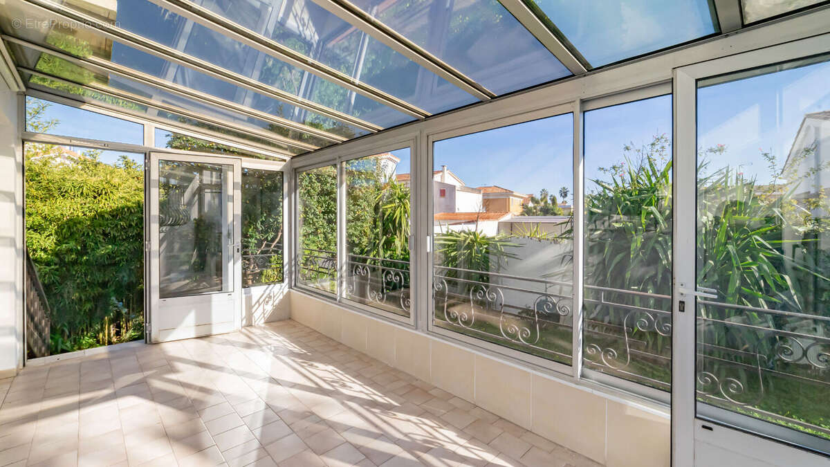 Villa 5 pièce(s) 141.67 m2 secteur Bouches du Loup à Villeneuve Loubet - photo 7