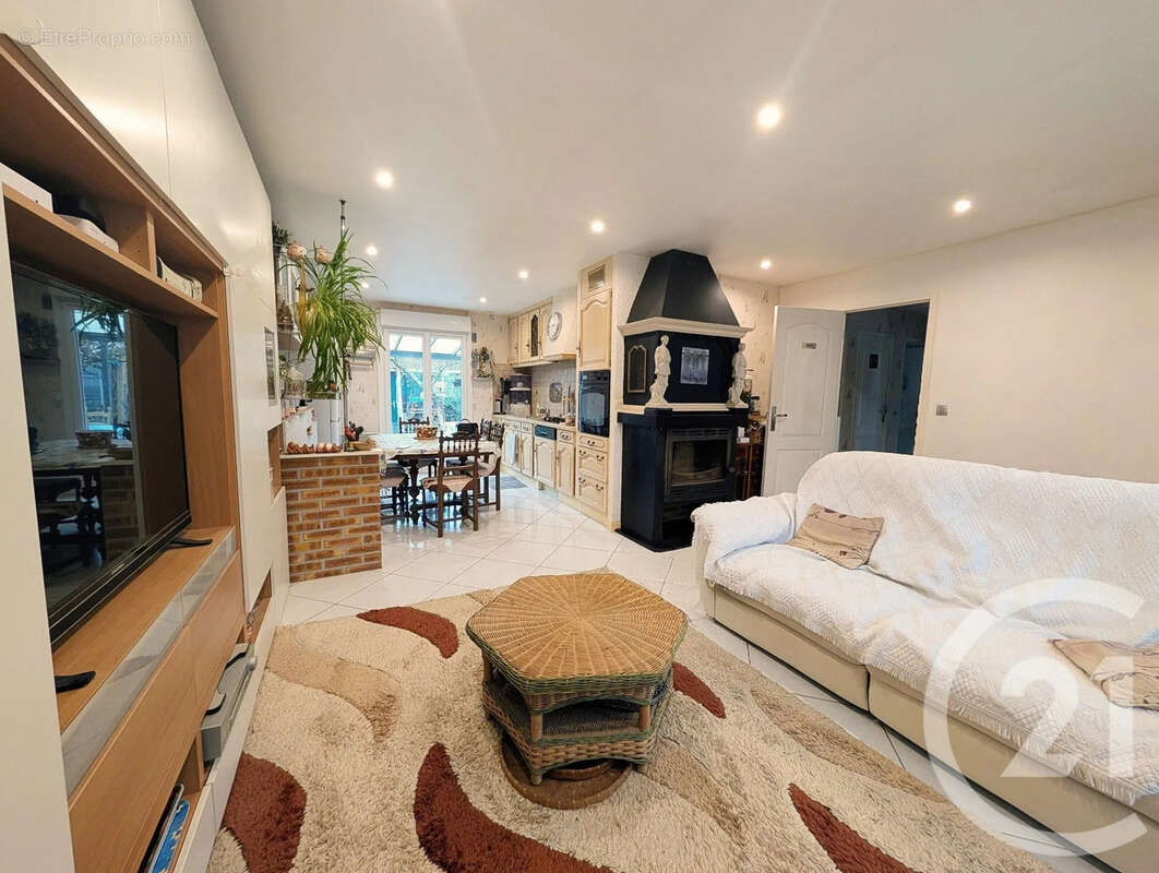 Maison à MONCETZ-LONGEVAS