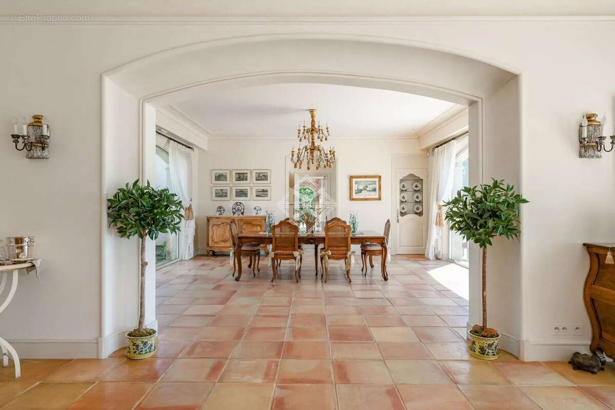 Maison à CHATEAUNEUF-GRASSE