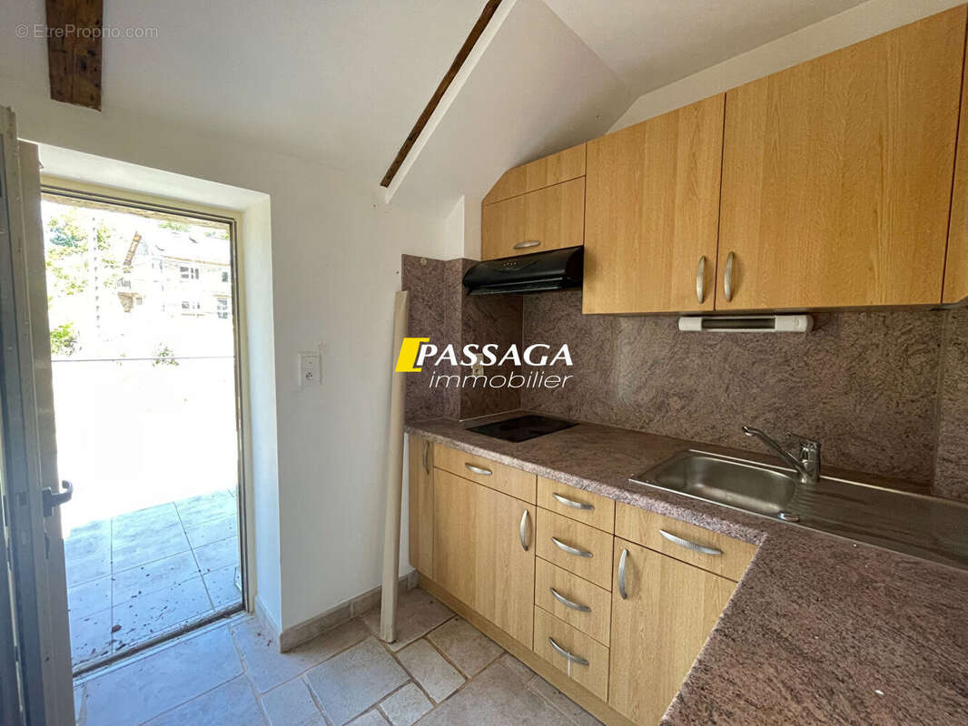 A VENDRE - Bel immeuble de rapport (4 appartements) avec terrain attenant - LAISSAC - photo 11