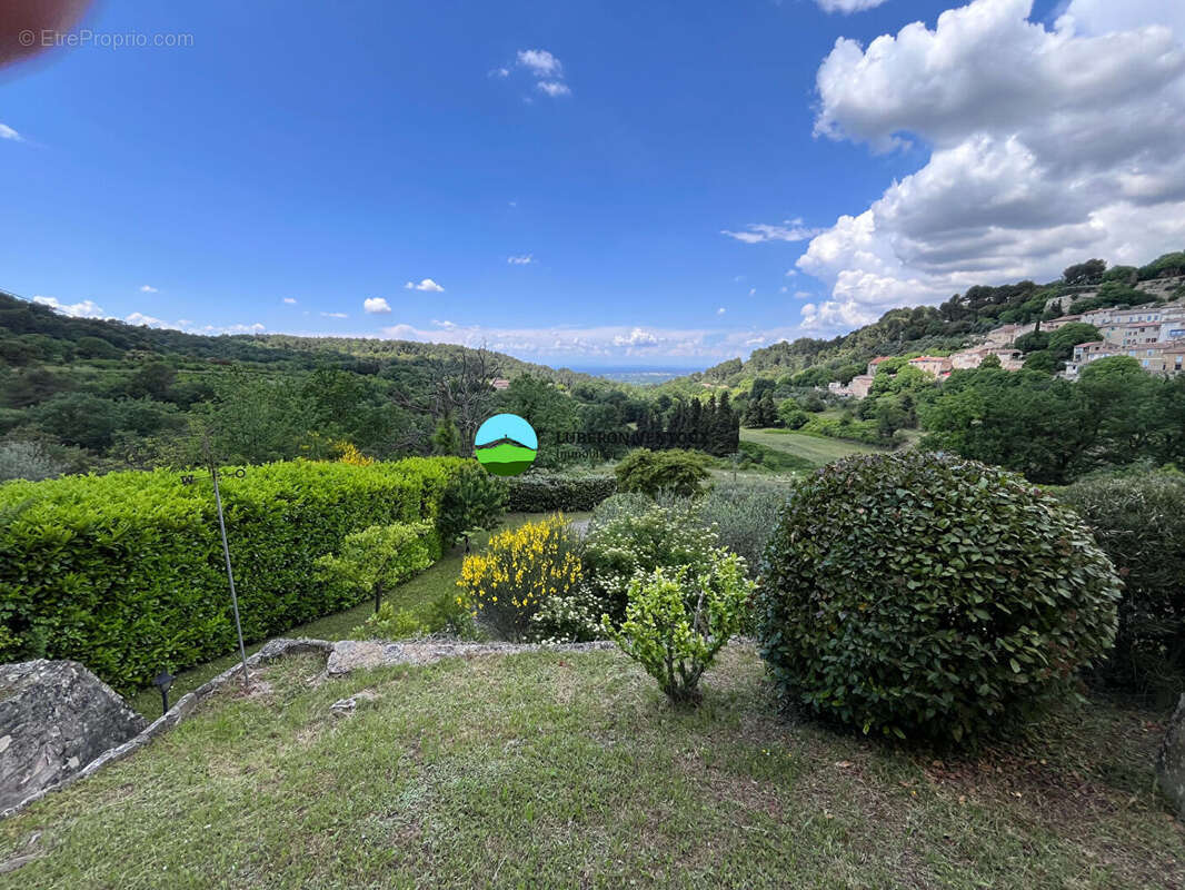 Maison à LA ROQUE-SUR-PERNES