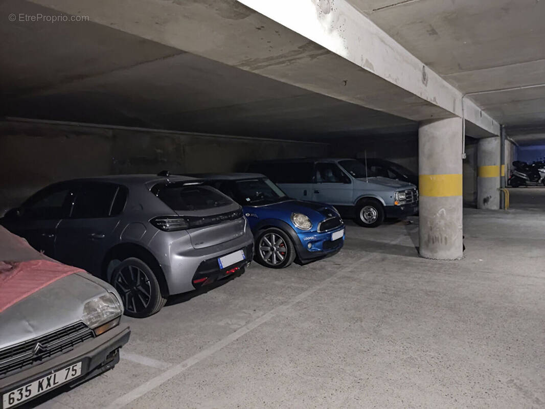 Parking à PARIS-20E