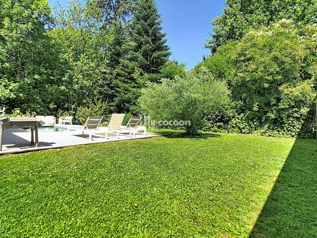Maison - T6 - 138 m² - photo 2