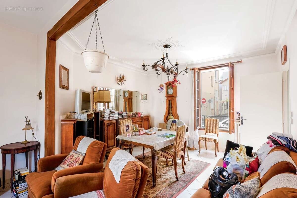 EXCLUSIVITÉ – Maison familiale traversante avec jardin, garage, sous-sol total et fort potentiel d’évolution – Plateau de Gentil - photo 4