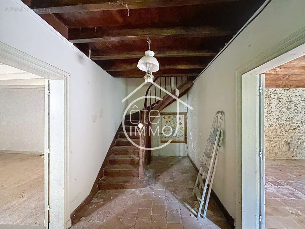 Saint-Philippe-d'Aiguille : Maison de charme à rénover - photo 3