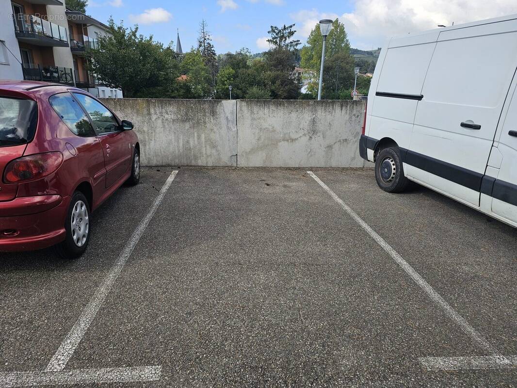 Parking à L'ETRAT