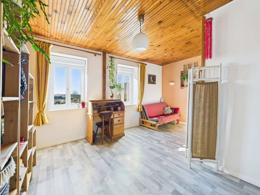 Maison à LA ROCHE-EN-BRENIL