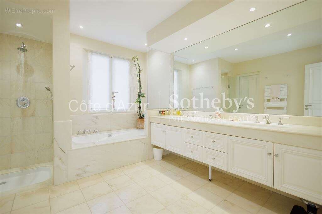 La Colle sur Loup, villa de 398 m² avec piscine chauffée proche de Saint Paul de Vence - photo 9