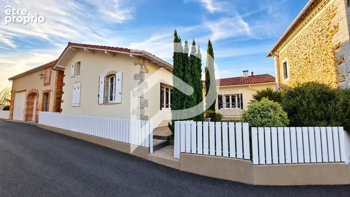 Ensemble immobilier de caractère, avec piscine, gîte et dépendance TILH - photo 1