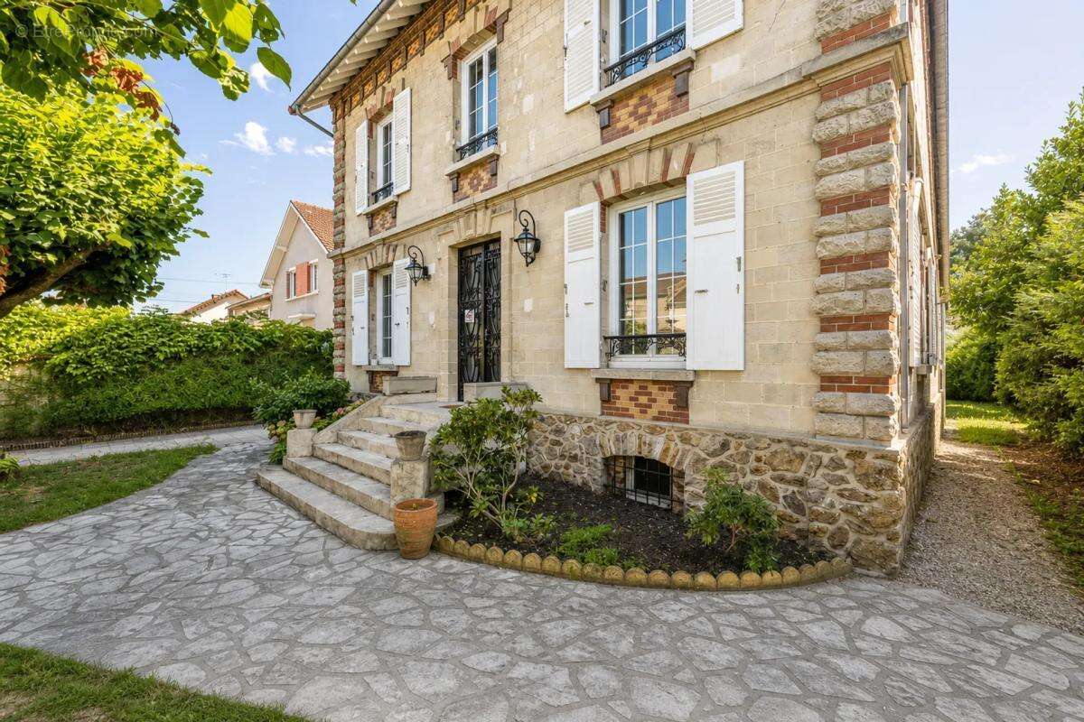Belle maison individuelle de 250 m² sur terrain piscinable à découvrir ! - photo 25