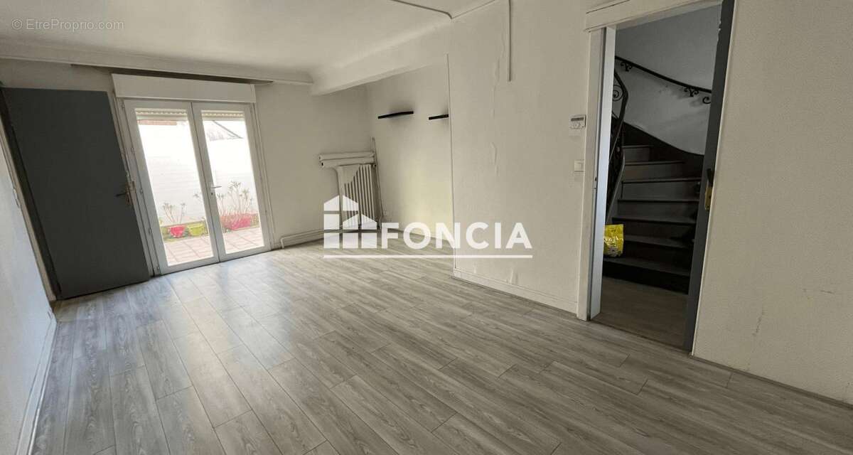 A vendre - Maison 8 pièces - proche commerces et transports - photo 2