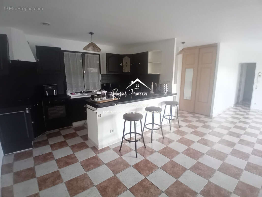 Cuisine ouverte sur pièce de vie lumineuse de 39 m2  - Maison à INGRANDES