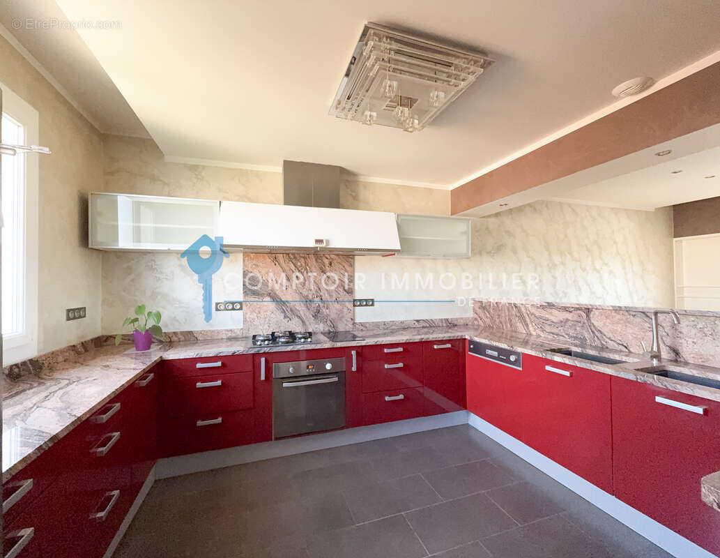 MARIGNANE   Une maison avec beaucoup de potentiel et confort, piscine, T2 indépendant et art de vivre se renco - photo 6