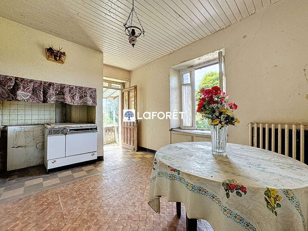 Maison à SAINTE-GENEVIEVE-SUR-ARGENCE