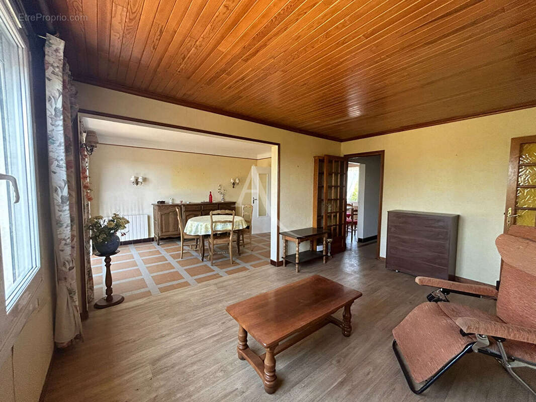 INDRE ? Maison familiale 3 CH avec dépendance habitable : un bien aux multiples possibilités ! - photo 4