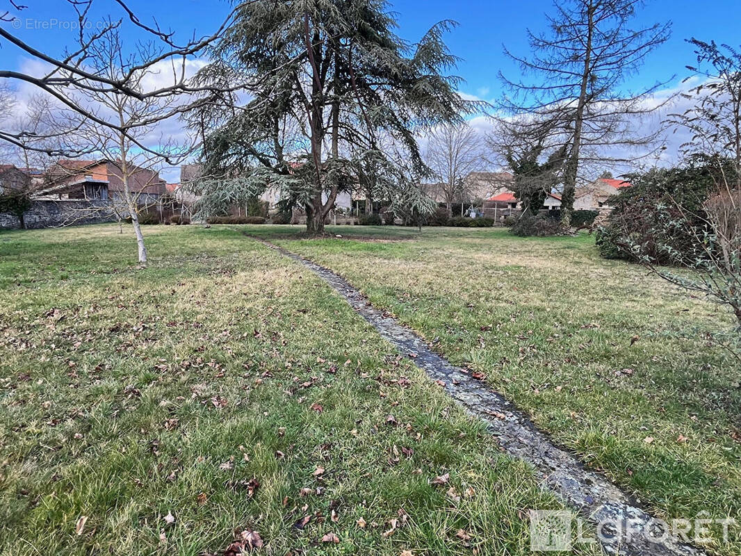 Terrain à LEMPDES-SUR-ALLAGNON