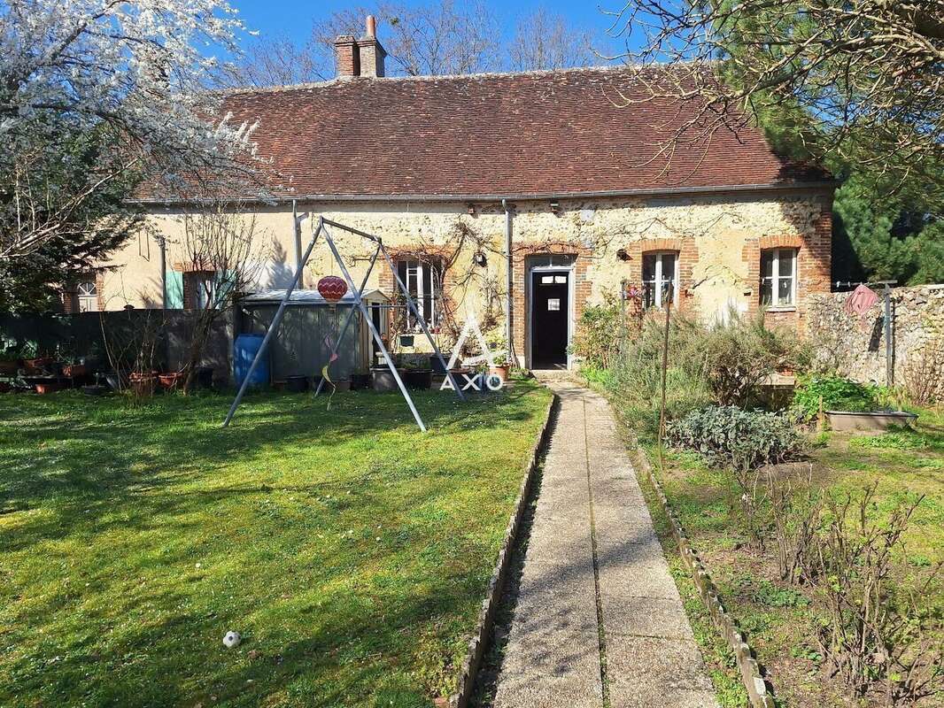 Maison avec nombreuses dépendances et fort potentiel d'aménagement - photo 2