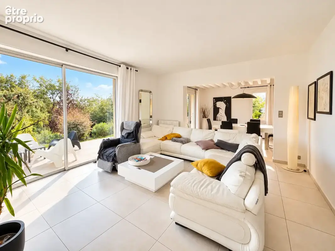 Propriété de 232 m2 avec piscine et jardin paysager - photo 6