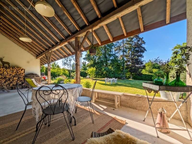 À vendre 8 pièces CERCIER (74) Authentique corps de ferme de caractère entièrement rénové avec piscine et vaste terrain arboré - photo 8
