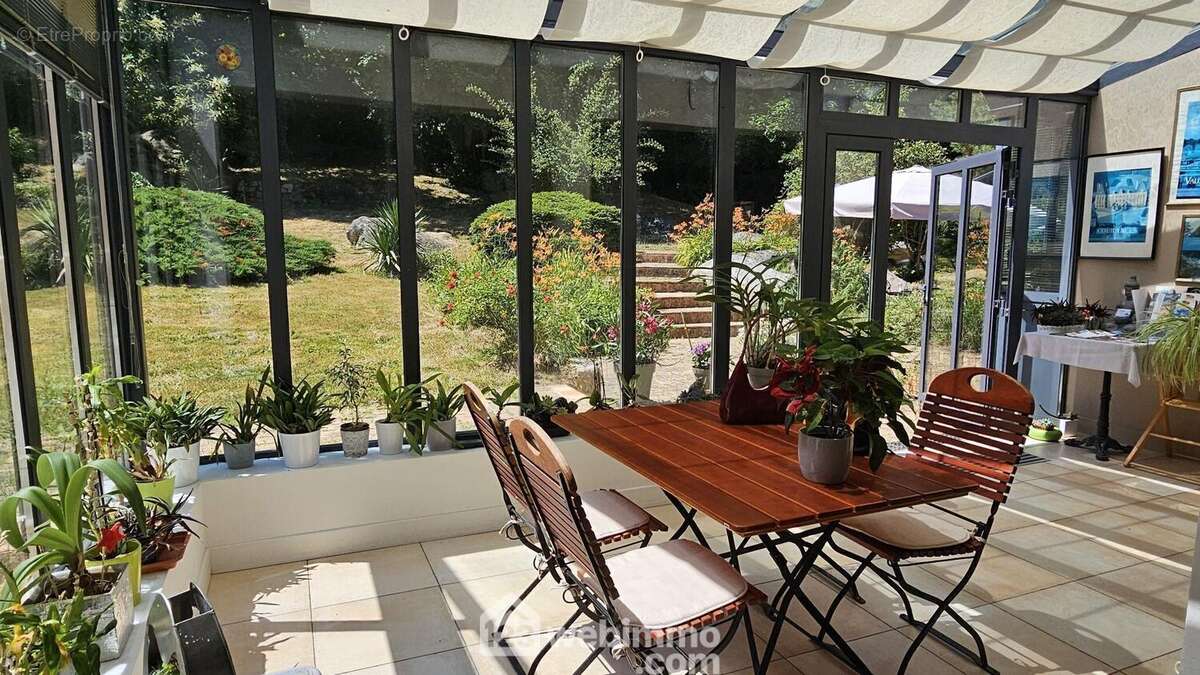 Une véranda de 20 m² ouverte sur le séjour. - Maison à MILLY-LA-FORET