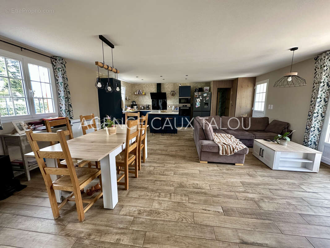 EN EXCLUSIVITÉ   Pavillon de plain-pied entièrement rénové   3 chambres   Terrain clos de 1 000 m2 - photo 3
