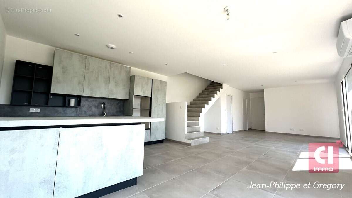 Villa de standing  Piscine, garage, terrain de 1 874 m² et vue incroyable - photo 6