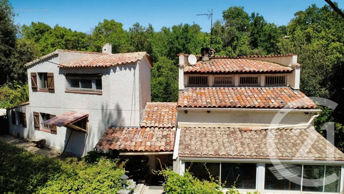 Maison à CHATEAUNEUF-GRASSE