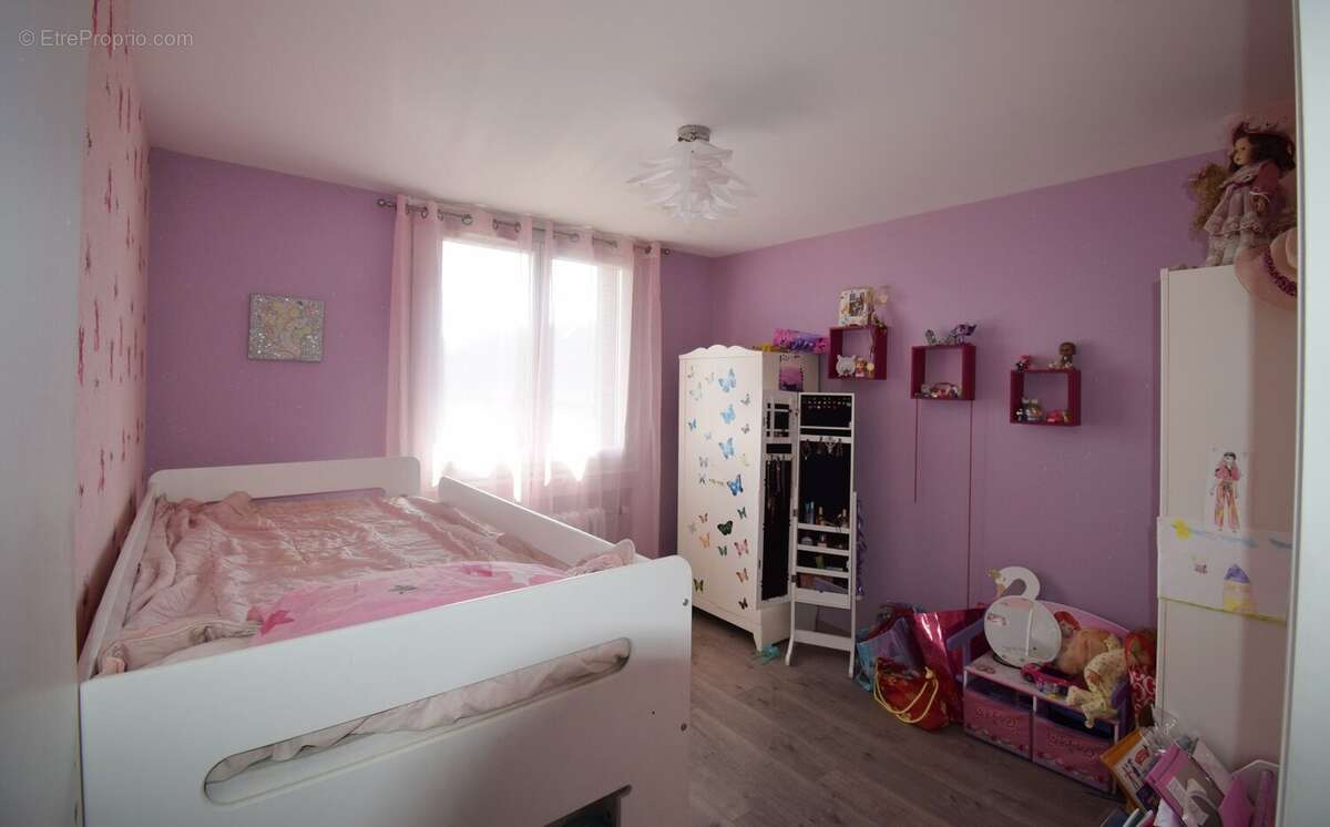 À VENDRE - Maison sur les hauteurs de CUSSET avec garage et jardin. - photo 9