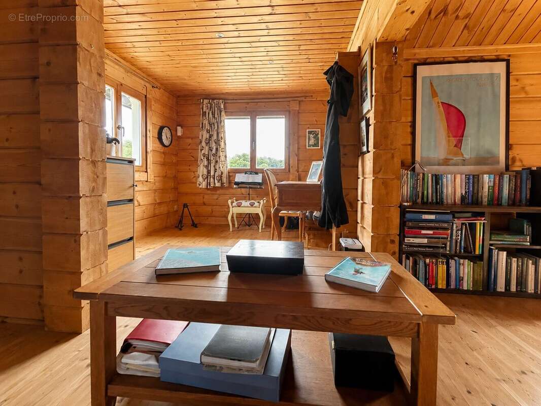 Bureau en bois avec coin lecture à Rabastens-de-Bigorre  - Maison à RABASTENS-DE-BIGORRE