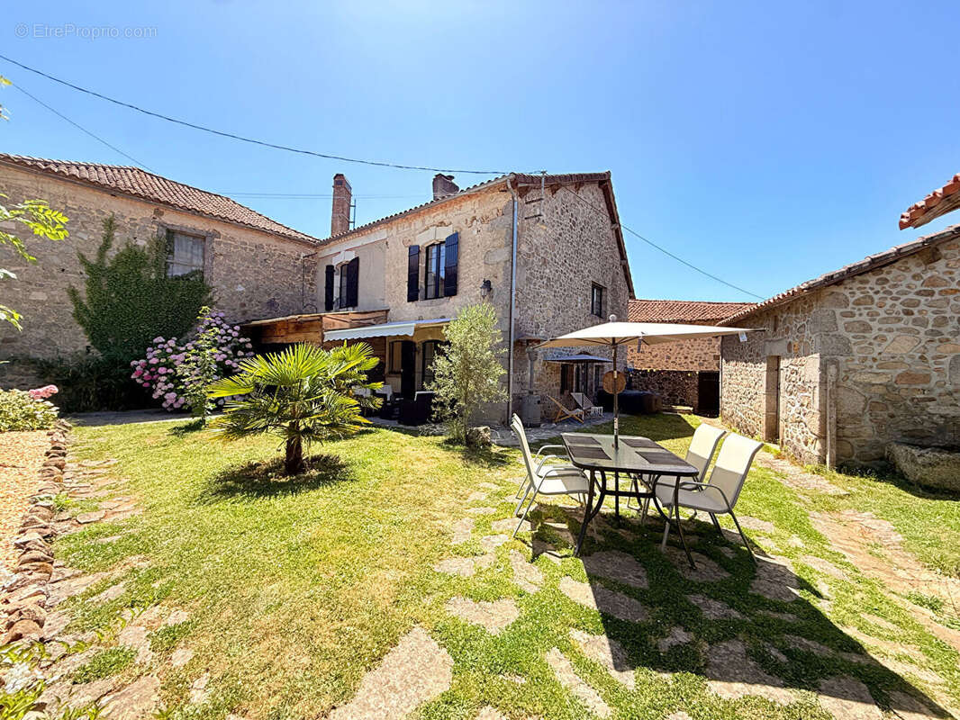 Maison à PIEGUT-PLUVIERS