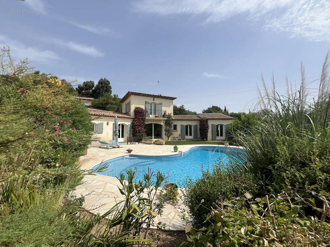 Villa au coeur d'un jardin de 2 180 m2 avec piscine & garage - photo 23