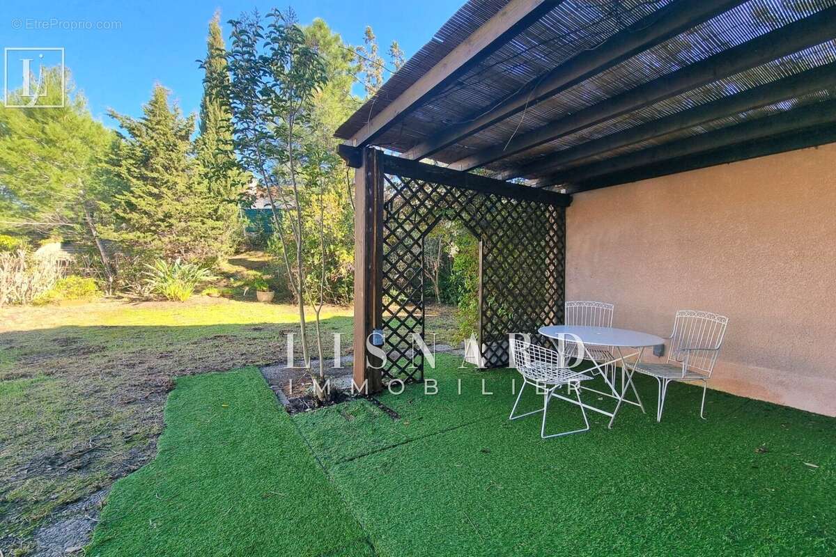 Maison à LA ROQUETTE-SUR-SIAGNE